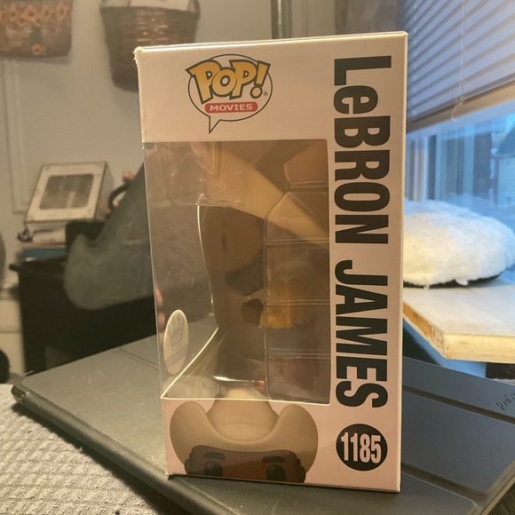 Funko Pop! LeBron James Cowboy with Tan Hat and Red Boots damaged box - Picture 4 of 8